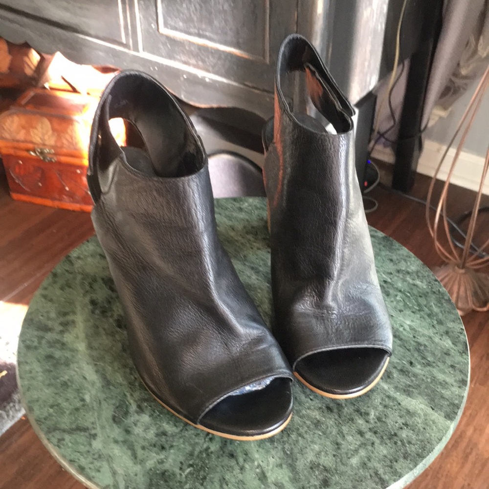 Crown open toe medium heel black pumps